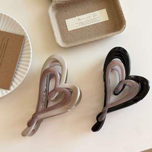 Pinza de Pelo de Plástico para Mujer con Diseño de Corazón Hueco Geométrico y Bloques de Color, Estilo Tiburón - Product Image 2