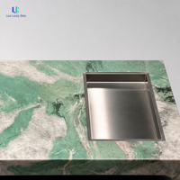 Table basse en marbre vert émeraude Luca |   Base en bloc noir veiné de jade poli, style moderne minimaliste, pour salon ou hôtel, taille personnalisée
