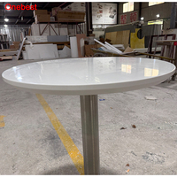 Tables de restaurant rondes en pierre Corian, surface solide, bord incurvé moderne, petite table à manger avec pieds en métal