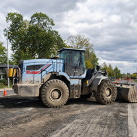 Wheel Loader Listrik Ramah Operator dengan Kabin Luas dan Kursi yang Dapat Disesuaikan untuk Operasi Pemuatan Material dalam Jangka Waktu Panjang