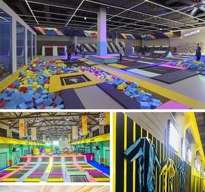 <span class=keywords><strong>Parc</strong></span> de trampolines intérieur sur mesure, conçu et aménagé, avec une grande zone de jeux souple, incluant des blocs en mousse, des plateformes et une filet de protection. - Product Image 6
