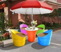 Ensemble de meubles d'extérieur en plastique moderne et écologique avec tables et chaises légères et durables pour les cafés et les hôtels