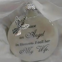 Heaven 8 cm weißer Feder-Ornament-Anhänger, Kunststoffkugel, Kreisform mit Namen von Verwandten, zum Aufhängen im Schlafzimmer, als Erinnerungsstück