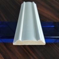 Moulures et plinthes en MDF blanc pré-peint au design moderne