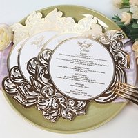 Cartes de menu personnalisées en papier blanc de forme irrégulière avec texte et motif d'estampage en or pour décoration de table de banquet de mariage