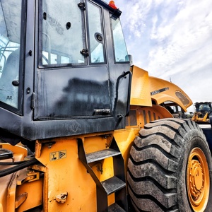 รถบดถนนไฮดรอลิกแบบสั่นสะเทือน รุ่น XS263J ขนาด 26 ตัน สำหรับงานวิศวกรรมโยธาและก่อสร้างถนน - Product Image 6