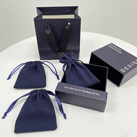 Organisateur de tiroir carré moderne haut de gamme en carton rigide avec glissière pour bagues et boucles d'oreilles, avec pochette en velours à cordon pour ensemble de bijoux