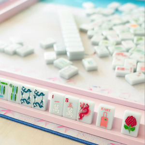 Jeu de Mahjong américain de luxe moderne de haute qualité, fabriqué en usine, avec des tuiles en acrylique rose à 4 couches - Product Image 4