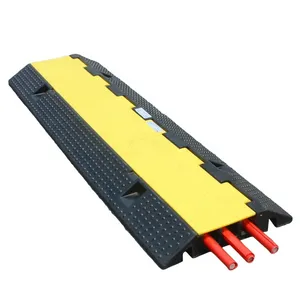 Yaygın olarak kullanılan ağır görev hortumu tel kordon 3 kanal Pvc sarı kablo koruyucu ceket kauçuk hız yumru kablo koruyucu apronu