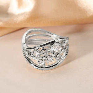 Anello da Cocktail Q911 per Donna in Oro Giallo con Moissanite Taglio Brillante Rotondo, Montatura a Griffe, Design a Fiore, Anello di Fidanzamento - Product Image 6