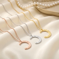 Collier pendentif lune martelé minimaliste : Acier inoxydable plaqué or, ton argenté, tendance, pour le quotidien féminin
