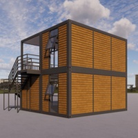 Maison préfabriquée à deux étages avec revêtement en bois grainé, bâtiment modulaire compact avec terrasse et escalier extérieur pour habitation