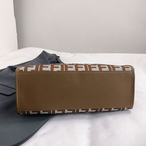 日用跨境销售高端经典女士品牌手袋优雅印花单肩大容量斜挎包 - Product Image 5