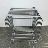 Roter Moderner Metall-Schwebetisch mit Mehreren Ablagen Langlebiges Design Leichter Luxus-Stil