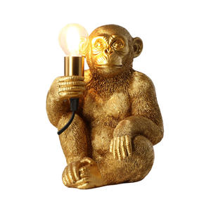 Lampe de table créative en résine singe doré pour salon et chambre à coucher alimentée en électricité avec commande de commutation - Product Image 1