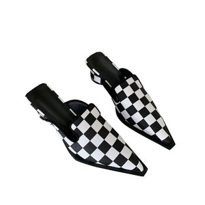 Primavera estate nuove scarpe da donna bianche di mucca <span class=keywords><strong>con</strong></span> <span class=keywords><strong>tacco</strong></span> <span class=keywords><strong>basso</strong></span> a punta <span class=keywords><strong>sandali</strong></span> <span class=keywords><strong>con</strong></span> griglia in bianco e nero disponibili in magazzino - Product Image 1