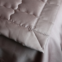 Un matelas confortable, fabriqué en coton, soigneusement conçu et magnifiquement conçu.
