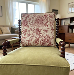 Silla de Salón Tradicional de Madera de Nogal Oscuro con Respaldo Estilo Queen Anne y Tapicería Floral, Muebles de Ocio Hechos a Mano - Product Image 3