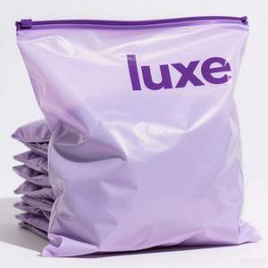 Bolsas de Cierre Hermético Esmeriladas Biodegradables y Reciclables Personalizadas con Logotipo Serigrafiado para Empaque de Ropa - Product Image 4