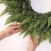 LLA 24" Karangan Bunga Natal Cedar Real Touch, Karangan Bunga Cedar Buatan, Karangan Bunga Jarum Pinus Hijau Imitasi untuk Pintu Depan Rumah, Dekorasi Natal