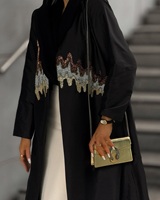 Abaya noire élégante 2026 Vente en gros Abayas décontractées de Dubaï pour femmes musulmanes Broderie avec hijabs Kimono ouvert sur le devant Caftans