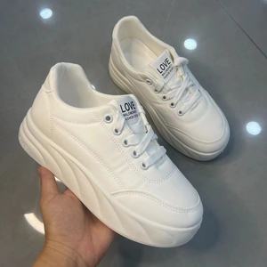 Zapatillas deportivas casuales para mujer con suela gruesa que aumenta la altura, con base suave, aptas para todas las estaciones, altamente versátiles y ligeras. - Product Image 4