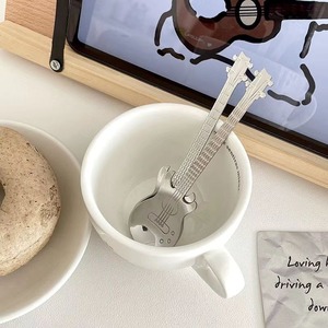 Cuillère à café créative en forme de guitare avec petit miroir en acier inoxydable 304 pour fête, café, gâteau, dessert, barres musicales - Product Image 5