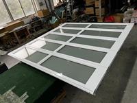 Prix de gros Porte de garage sectionnelle électrique à cadre en aluminium blanc à panneaux en verre trempé