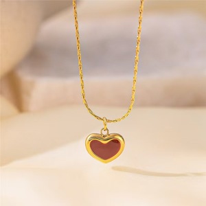 Semplice collana con pendente a cuore in stile francese per donna, realizzata in acciaio inossidabile e smalto, a forma di cuore. - Product Image 5