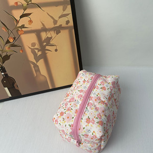 <span class=keywords><strong>Kit</strong></span> de voyage en gros avec logo matelassé rose personnalisé trousse de maquillage légère à laver sac coloré vintage doux à fleurs plissé en coton - Product Image 1