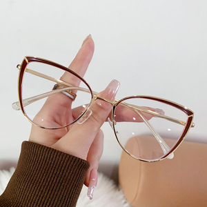 Montatura per <span class=keywords><strong>Occhiali</strong></span> <span class=keywords><strong>di</strong></span> Lusso <span class=keywords><strong>da</strong></span> Donna, Montature in Metallo Trendy con Lenti Anti Luce Blu, <span class=keywords><strong>Occhiali</strong></span> <span class=keywords><strong>da</strong></span> <span class=keywords><strong>Vista</strong></span> Alla Moda Stile Cat-Eye - Product Image 5