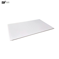 Panneau mural en PVC marbré blanc de luxe avec finition brillante imperméable pour la décoration des salles de bain d'hôtel