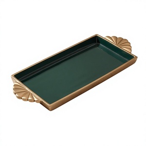 Plateau rectangulaire moderne en métal émaillé vert forêt avec poignées en forme d'éventail doré, plateau de service décoratif pour table basse ou coiffeuse - Product Image 1
