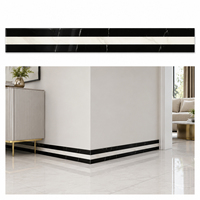 Plinthe en porcelaine à motif clé grecque pour décoration murale intérieure, plinthe en carrelage aspect marbre avec incrustation dorée pour salon