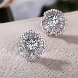 Orecchini a perno con camelia in zirconi pavé, stile lusso leggero francese, gioielli floreali dolci e versatili - Product Image 6