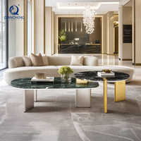 Table basse design combinée, surface en marbre vert et noir, base en métal, mobilier moderne pour villa et hôtel