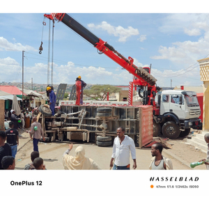 Grue montée sur camion XINFEIGONG, châssis 8x8, 20 tonnes, flèche télescopique à 6 sections, fonction tarière de forage, grue mobile, boîte de vitesses Weichai - Product Image 6