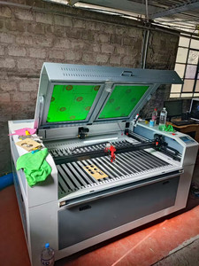 Graveur Laser Co2 1300*1000mm avec Tube Reci W6 CW5000 refroidisseur d'eau 550W ventilateur nid d'abeille et lame Double lit motorisé axe Z - Product Image 4