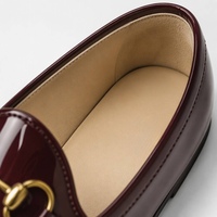 Chaussures mocassins bordeaux en cuir verni véritable de qualité supérieure pour femmes, avec talon carré et boucle en forme de bit de cheval doré, semelle extérieure en caoutchouc, vente en gros, marque privée OEM