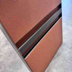 लाल भूरे रंग के मधुकंघी चमड़े का दरवाजा पैनल, अनुकूलित उच्च अंत वार्डरोब स्लाइडिंग दरवाजा, एल्यूमीनियम फ्रेम हार्डवेयर दरवाजा पैनल - Product Image 5