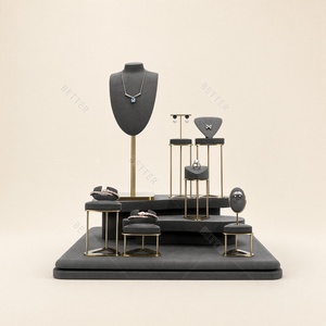 Set di Espositori per Gioielli in Microfibra Grigia Personalizzati, Accessori di Lusso per Esposizione al Dettaglio - Product Image 6
