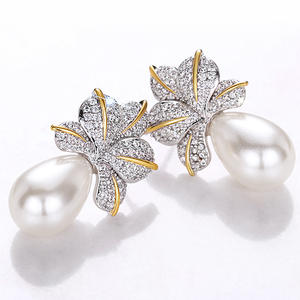 Boucles d'oreilles de luxe bicolores en or blanc avec perles et feuilles de diamants taille brillant rond, plaqué or 18 carats, bijoux de mariage pour femme - Product Image 4