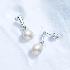 Orecchini di Lusso E161 in Argento Puro S925 con Perle d'Acqua Dolce Naturali e Moissanite per Donna - Product Image 3