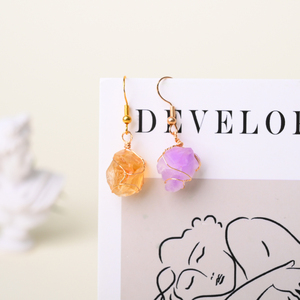 Boucles d'oreilles asymétriques en améthyste, nouveau design, pierre brute irrégulière, cristal, fil doré, idéales pour un cadeau, vente en gros - Product Image 4