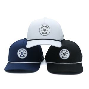 Casquette de baseball 5 panneaux personnalisée de haute qualité, perforée au laser, motif chevrons, visière incurvée, respirante, imperméable, 100% polyester - Product Image 2