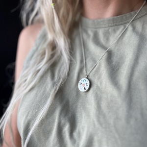 Collar con Colgante Redondo de Acero Inoxidable con Decoraciones Pintadas de Conejo, Perro, Pájaro, Cisne y Sol. - Product Image 4