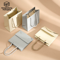 Sac d'emballage de bijoux en papier de luxe fait main avec logo personnalisé, poignée en ruban, sac cadeau écologique pour colliers, bagues, boucles d'oreilles