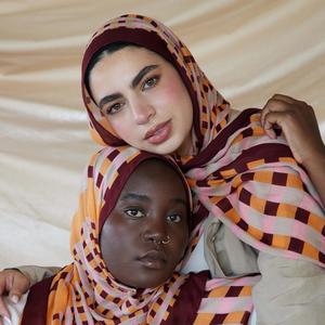 Qiuyan Neutrale Beige Strepen Smaragd Robijn Lange Maat Ademende Modale Hijab Voor Moslim Vrouwen Vier Seizoenen Modern <span class=keywords><strong>Design</strong></span> - Product Image 4