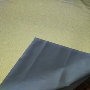 Tissu réfléchissant de tissu de polyester de tc de couleur verte visible de lumière élevée de nouveau style avec la réflexion argentée pour le vêtement de veste de mode