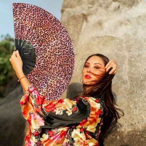 Abanico Plegable Grande de Kung Fu Promocional, de Bambú y Tela con Brillo, Decoración Floral Pintada a Mano Estilo Fiesta - Product Image 1